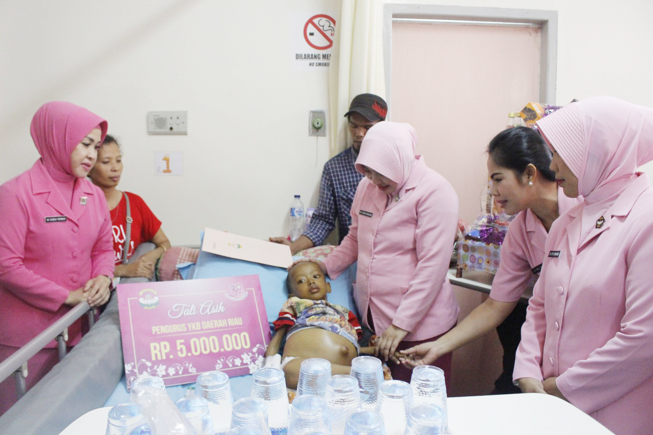 Bhayangkari Daerah Riau Jalin Tali Asih Dengan Anak Penderita Pembengkakan Hati